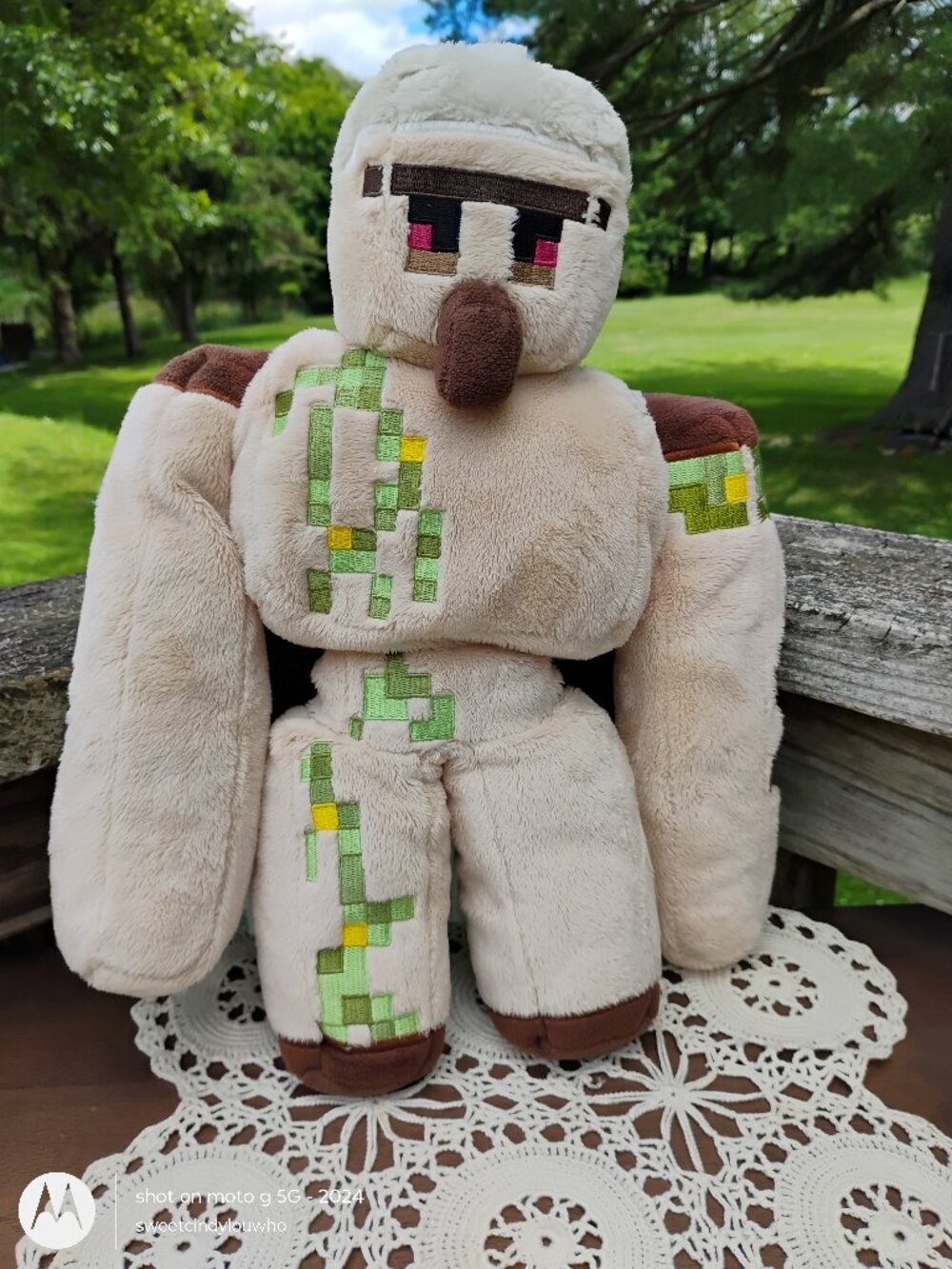 Minecraft plush toy Iron Golem by JINX with pixelated embroidery preowned c.2015